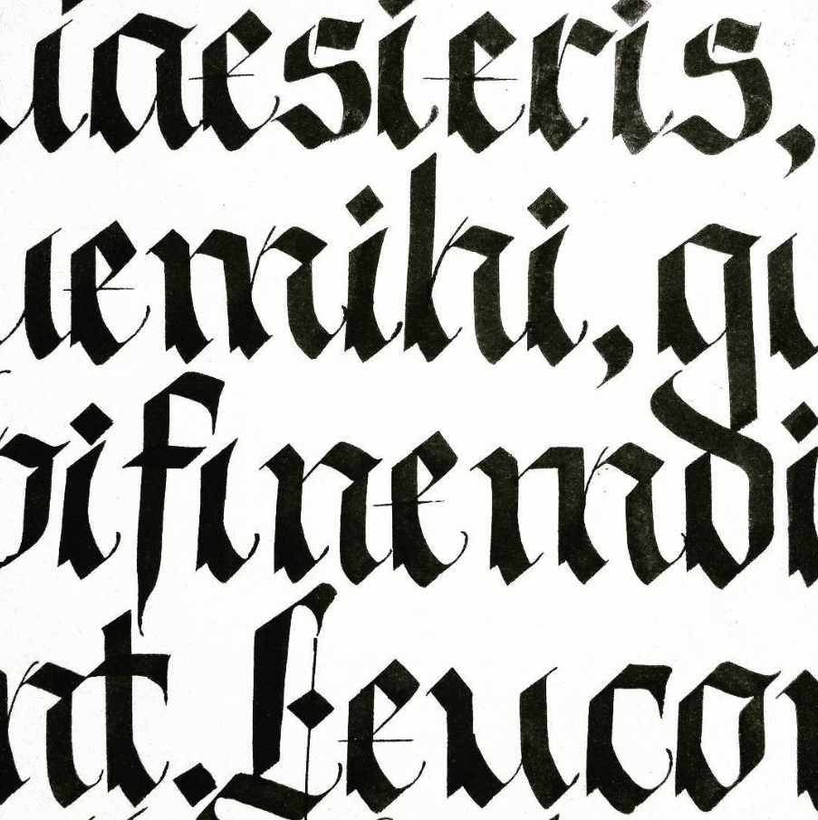 Estudo caligráfico em estilo Fraktur preto sobre fundo branco