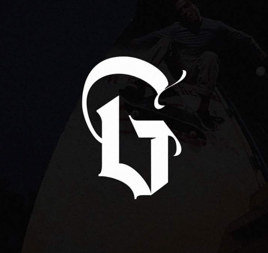 Letra G branca em estilo gótico aplicada sobre fotografia de skate